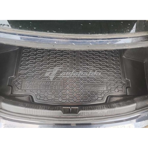 на фотографії гумовий килимок в багажник для chevrolet malibu дев'ятого покоління двс в кузові седан з 2015 року від avto-gumm
