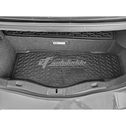 на фотографии резиновый коврик в багажник для Ford Fusion plug-in Hybrid (гибрид) USA (американец) с 2013 года от Avto-Gumm