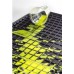 на фотографии перевернутый стаканчик из которого на коврик вытекает желтая жидкость