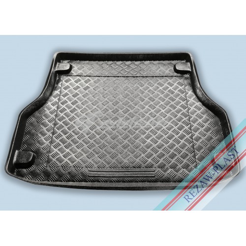 на фотографии резино-пластиковый коврик в багажник для Honda Civic шестого поколения в кузове универсал от Rezaw-Plast