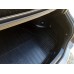 на картинке правая боковая часть открытого багажника Lexus ES 2019 с лежащим ковриком внутри