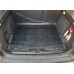 на фото открытый багажник Peugeot 207 в котором лежит резино-пластиковый коврик