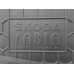 На фотографии коврик с рисунком в виде ромбов и с надписью на поверхности Skoda Fabia hatchback