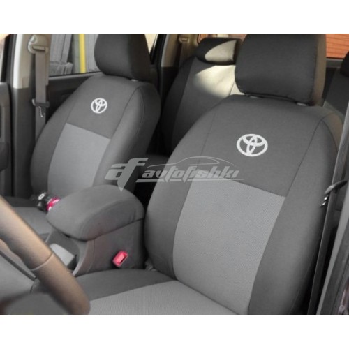 на фотографії салон машини Toyota Rav4 п'ятого покоління з 2019 року і одягнені на передніх сидіннях авточохли з логотипом машини