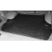 на фотографии открытый багажник авто Toyota Land Cruiser 100 с лежащим в нем резиновым ковриком