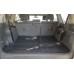 на фото открытый багажник машины Toyota Land Cruiser Prado 150 с лежащим в нем резиновом коврике