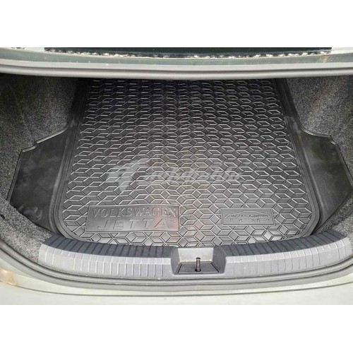 на фотографії гумовий килимок в багажник Volkswagen Jetta сьомого покоління usa америка з 2019 року від avto-gumm