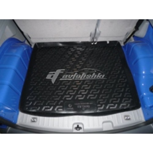 на фотографии резино-пластиковый коврик в багажник на Volkswagen Caddy с 2010 года от Lada Locker