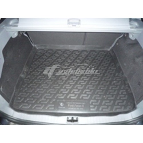 на фотографии резино-пластиковый коврик в багажник на Ford Focus Wagon 2004-2011 года в кузове универсал от Lada Locker