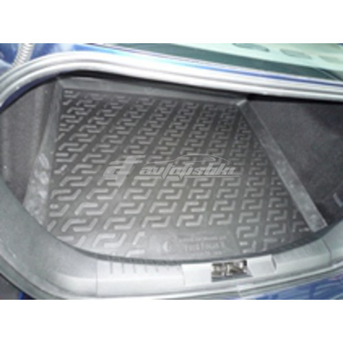 на фотографии резино-пластиковый коврик в багажник на ford focus 2 sedan второго поколения с 2005-2011 года в кузове седан черного цвета отlada locker