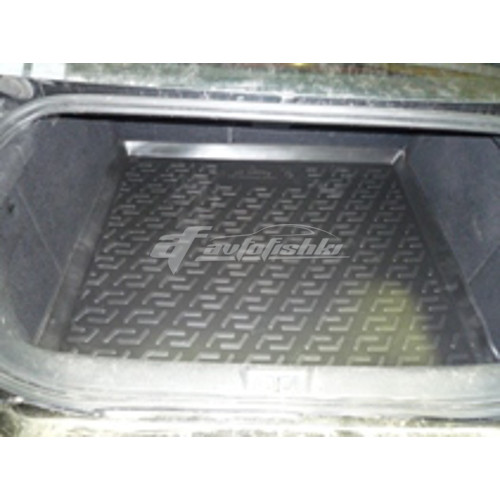на фотографии резино-пластиковый коврик в багажник на Peugeot 407 Sedan 2004-2011 года в кузове седан от Lada Locker