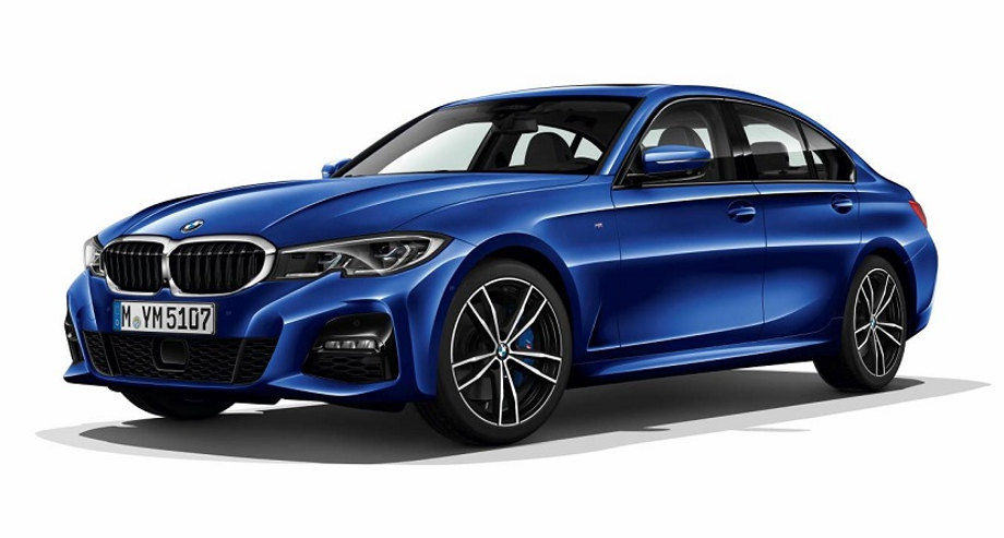 На фото вид спереди сбоку на автомобиль BMW 3 Series кузов G20 ярко-синего цвета