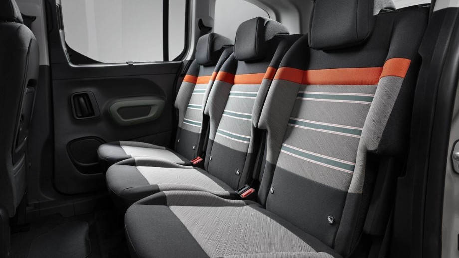 На фото пасажирський різнокольоровий ряд сидінь. Салон автомобіля Citroen Berlingo 2019 сірого кольору