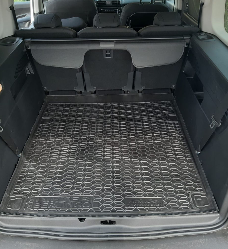 на фотографии резиновый коврик в багажник для Citroen Berlingo 2019-2020