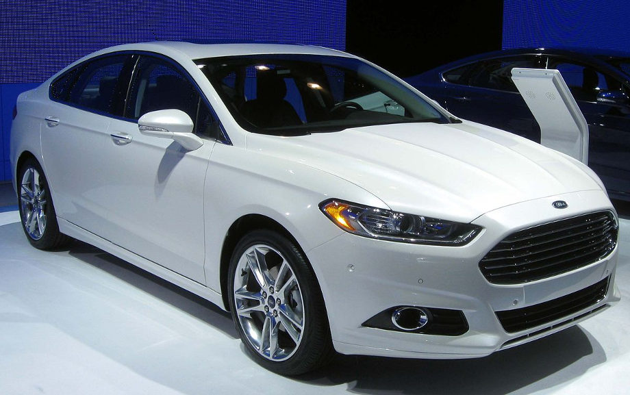 на фотографии белый автомобиля Ford Fusion с 2012 года