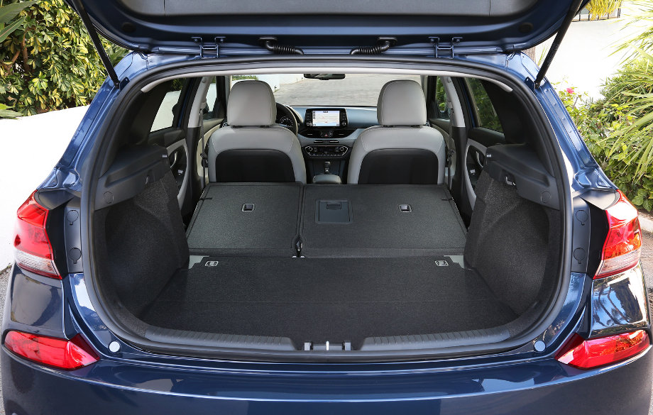 На фото відкритий багажник з видом на салон автомобіля Hyundai i30 з 2017 з новим гумовим килимком