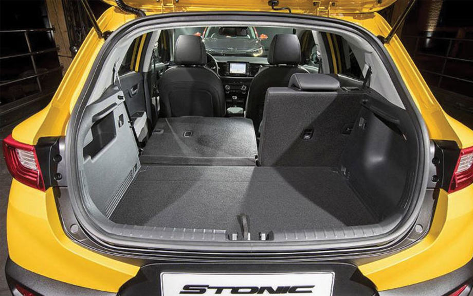 На фото вид сзади на открытый багажник автомобиля Kia Stonic, который можно защитить резиновым ковриком