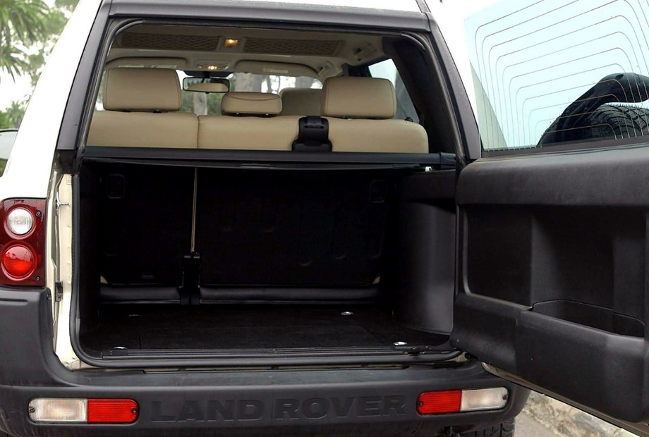 на фотографии открытый багажник автомобиля Land Rover Freelander