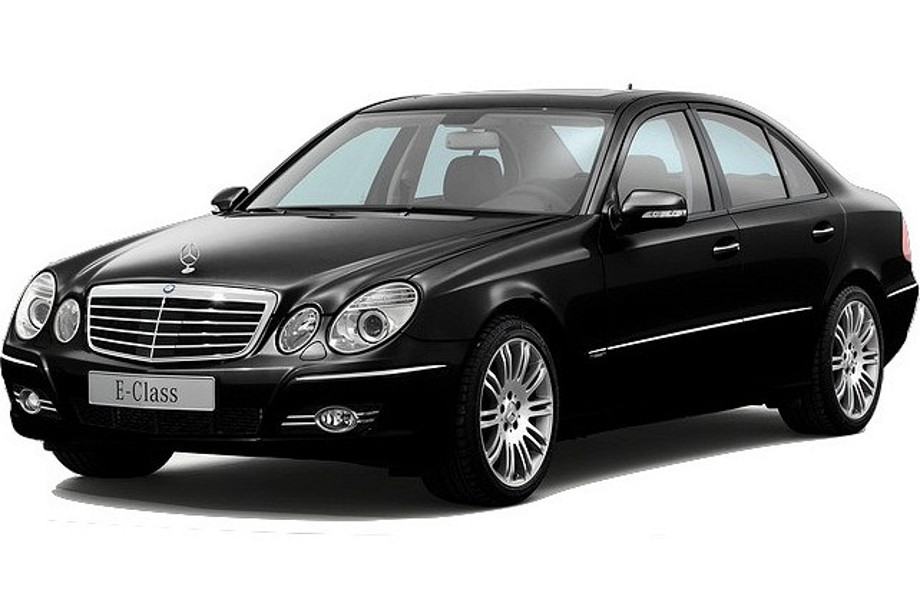 На фото вид спереди справа на автомобиль Mercedes E-Class W211 черного цвета