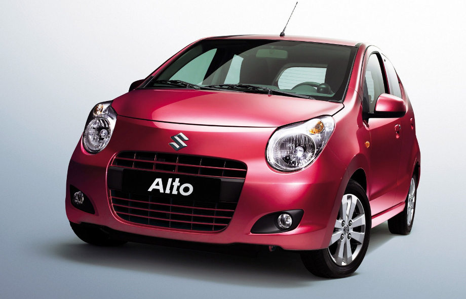 На фото вид спереди справа на автомобиль Suzuki Alto с 2009 малинового цвета