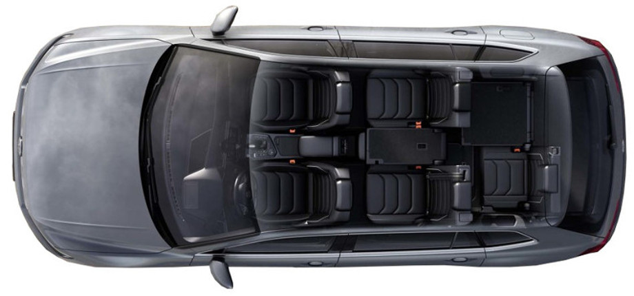 На фото вид автомобиля Volkswagen Tiguan Allspace сверху в разрезе. Просторный и комфортный салон темного цвета
