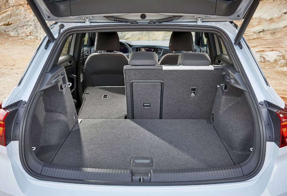 На фото задній вид на відкритий багажник автомобіля Volkswagen T-Roc, який необхідно захистити гумовим килимком.