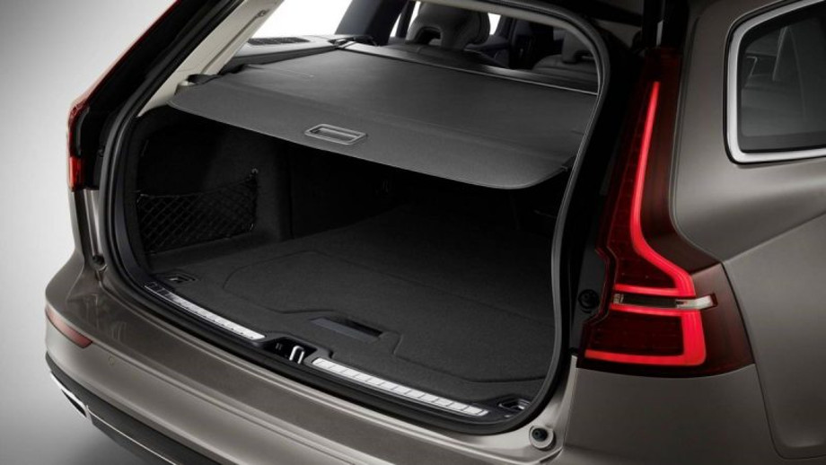 на фотографії відкритий багажник автомобіля Volvo V60 2018