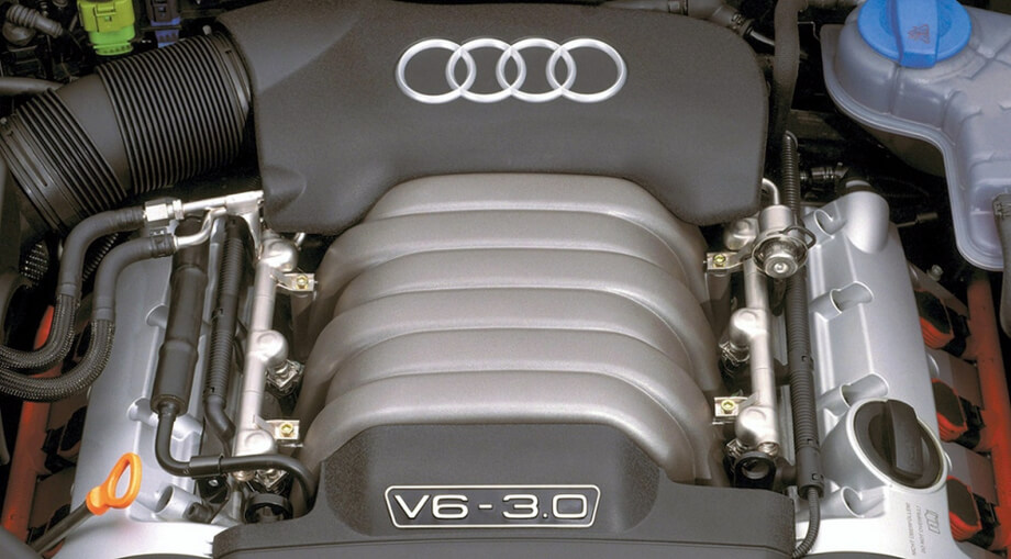 На фотографії доглянутий двигун A6 C4. Двигун сірого кольору з емблемою Ауді - чотири з'єднані разом кільця.