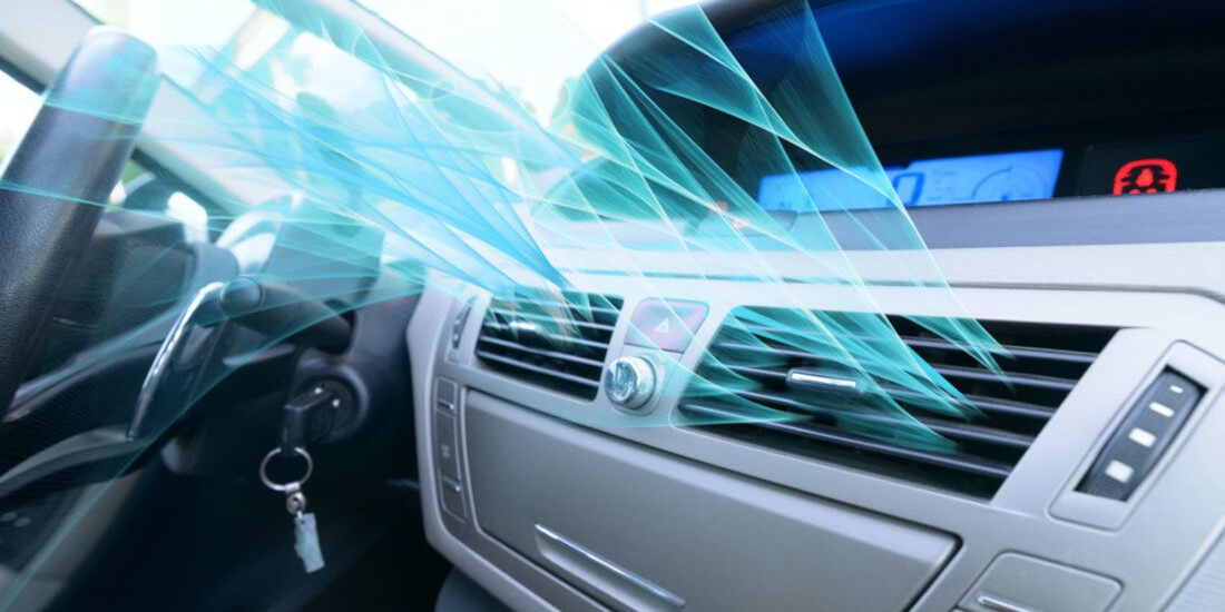 На фото включенный автомобильный кондиционер, который высушивает лобовое стекло машины от конденсата