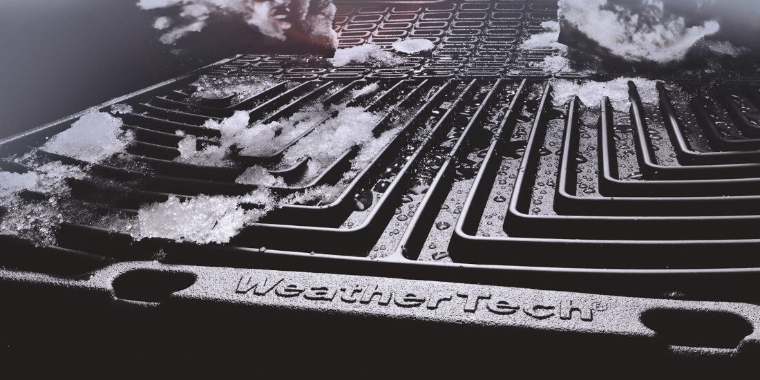 На фото килимок для зими. Також присутній сніг, що тане, тече вода, але її затримують спеціальні жолоби у килимку та бортики