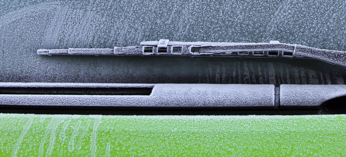 На фото щетки стеклоочистителя или дворники зимой на замерзшей машине